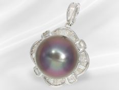Anhänger: attraktive Goldschmiedearbeit mit sehr großer Tahiti-Zuchtperle und Diamanten