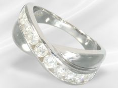 Ring: moderner weißgoldener Brillant-Goldschmiedering im Overcross-Design