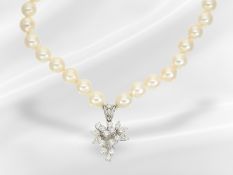 Vintage Perlenkette mit hochwertigem Brillant-Mittelteil, ca. 1,5ct