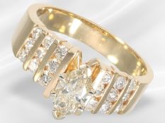 Ring: moderner und attraktiver Diamant/Brillant-Goldschmiedering, zentral ca. 0,53ct Navette-Diamant