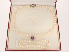 Kette/Collier: schöne Zuchtperlenkette mit weißgoldener Schließe und Perlenverkürzer