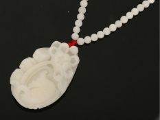 Kette/Collier: Halskette mit geschnitztem Anhänger aus weißer Jade