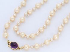 Kette/Collier: dekorative vintage Kunstperlenkette mit 14K Goldschließe und Amethyst