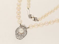 Kette/Collier: 2 hochwertige vintage Zuchtperlenketten mit weißgoldenen Brillant/Diamant-Schließen