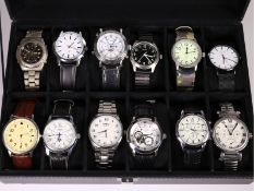 Armbanduhr: Konvolut moderne Herrenuhren in Sammler-Box, diverse Marken