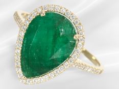 Ring: modern emerald and brilliant-cut diamond goldsmith's ring, ca. 4.1 ct