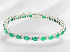 Bracelet: vintage emerald and brilliant-cut diamond goldsmith’s bracelet in 18K white gold, ca. 6.44