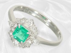 Ring: vintage platinum ring with a fine Colombian emerald and brilliant-cut diamonds