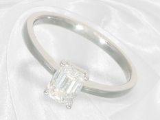 Ring: very fine solitaire diamond ring, 1ct emerald-cut diamond of outstanding quality