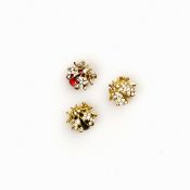 Drei kleine Marienkäfer-Broschen