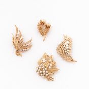 TRIFARI - Vier matt-goldfarbene Vintage-Broschen mit Blättwerk-Motiv