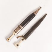 Paar kleine Dolche / Stichwaffen mit Walrosszahn-Griffen.