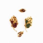 CORO - Zwei Vintage-Broschen und ein Paar Ohrclips im Blättwerk-Design