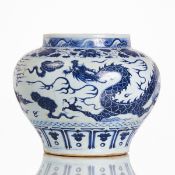 Großes blau-weißes Porzellangefäß im Stil der Yuan-Dynastie
