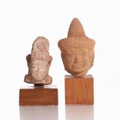 Zwei Sandsteinköpfe von Vishnu und Khmer