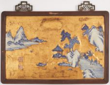 Seltene alte chinesische Porzellanbildtafel mit vergoldetem Lackkitt und Holzmontierung