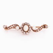 Antike Brosche mit Opal und Diamanten entouriert