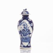 Blau-weiße Balustervase mit Kangxi-Marke