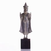 Stehender gekrönter Khmer-Buddha im Stil von Lopbur