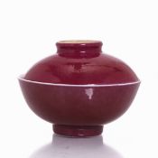 Rot glasierte Schale mit Deckel