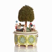 Spieluhr mit Kinderreigen unter Baum