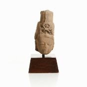 Seltener, großer pinkfarbener Sandsteinkopf der Vishnu aus der Chandella-Periode