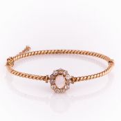 Antiker Armreif mit Opal und Diamanten entouriert