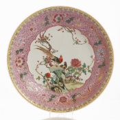 Großer chinesischer Famille-Rose-Teller mit Qianlong-Bodenmarke