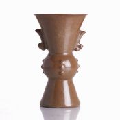 Ein Gu-Vase mit Teestaub-Glasur