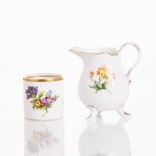 Sahnegießer und zylindrischer Becher - Blumenmalerei, Meissen und KPM Berlin 1962-1992
