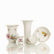 3 unterschiedliche Vasen und 2 Schalen - Weißporzellan und Blumenbuketts, KPM Berlin und Meissen, 19