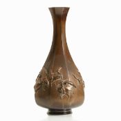 Seltene japanische oktogonale Bronzavase mit sechs Mandschurenkranichen im Relief