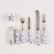 31-teiliges Speisebesteck mit Porzellangriffen - Zwiebelmuster, Meissen 1850-1924