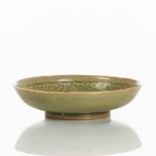 Seladonteller mit graviertem ''Lotus'' im Longquan-Stil