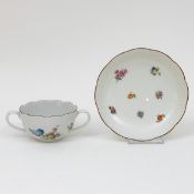 Suppentasse und Untertasse - Blumenumdruckdekor Altozier, Staatliche Porzellan Manufaktur, Meissen 1