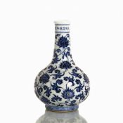 Blau-weiße Tianqiuping-Vase mit Rankenlotus-Dekor (chánzhi lián) und Xuande-Marke