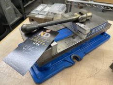 Kurt D675 6" Machine Vise, with Handle
