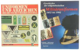 Konvolut von 2 Bücher zu Militäruniformen/Abzeichen