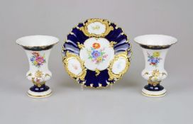 Meissen, Paar Prunkvasen und ein Prunkteller