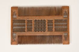 Spätgotischer H-Kamm aus Buchsbaum mit Maßwerk-Dekor (Frankreich um 1500)