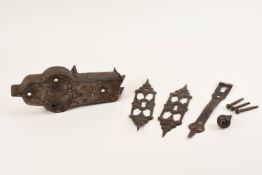 Barockes Schrankschloss & Zierbeschläge (17./18. Jahrhundert) – funktionsfähig mit Hohldornschlüssel