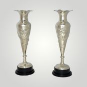 2 Vasen mit Drachenmotiv