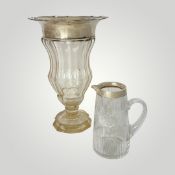 Trompetenvase und kleiner Krug mit Silbermontur