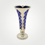 Blaue Trompetenvase mit Silveroverlay