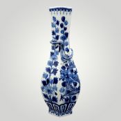 Vase mit zartem Drachenrelief