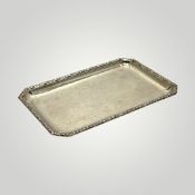 Kleines Silbertablett mit floralem Rand