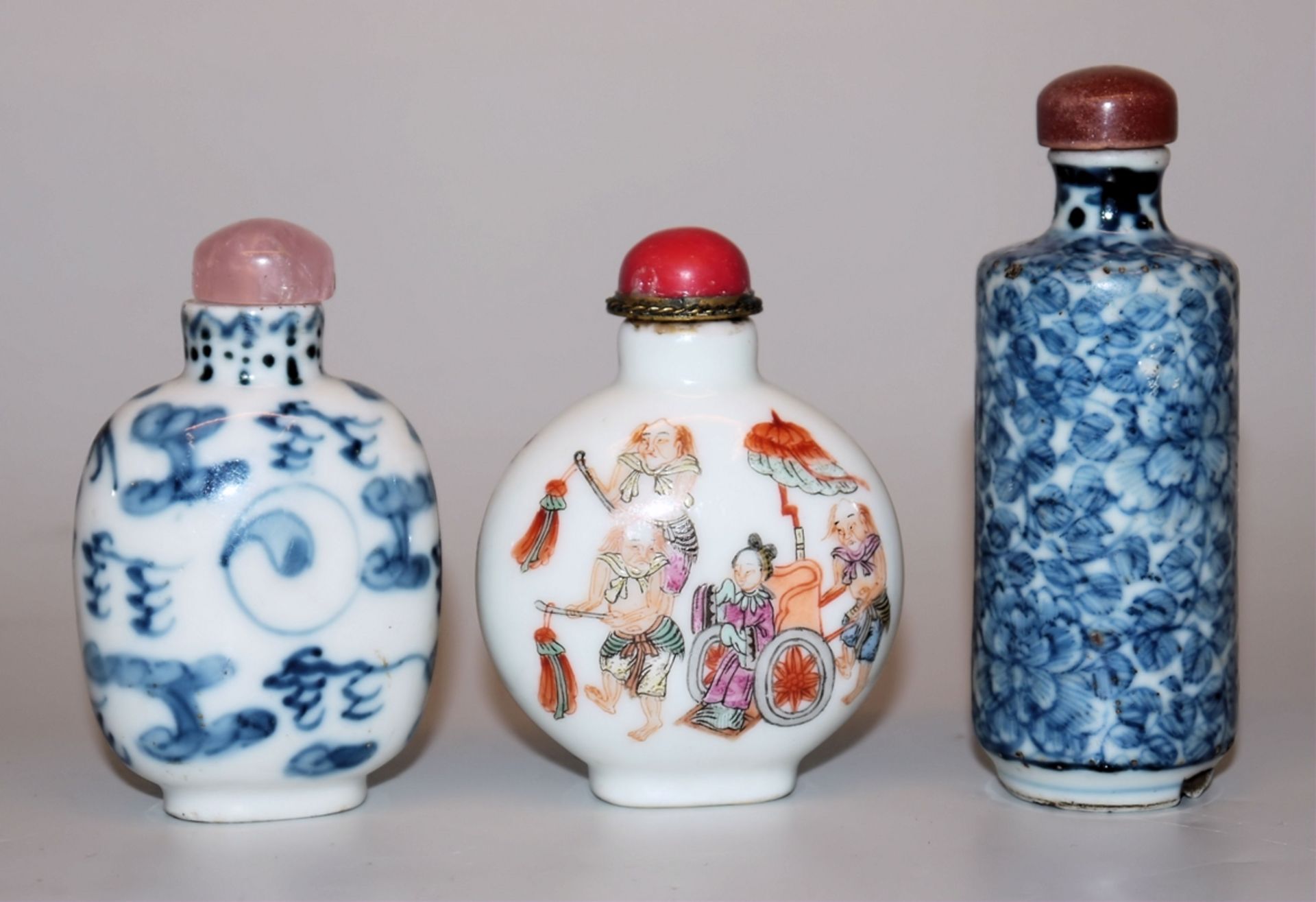 Drei feine Porzellan-Snuffbottle, China um 1900 - Bild 2 aus 3