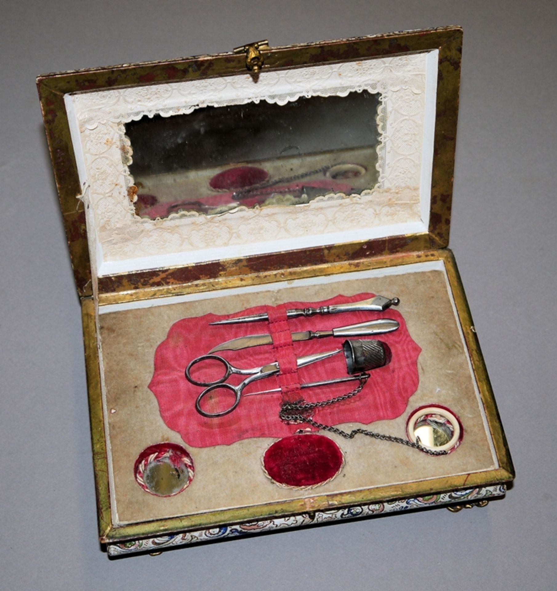 Nähkästchen, sog. Reise-Necessaire, 19. Jh., wohl Frankreich