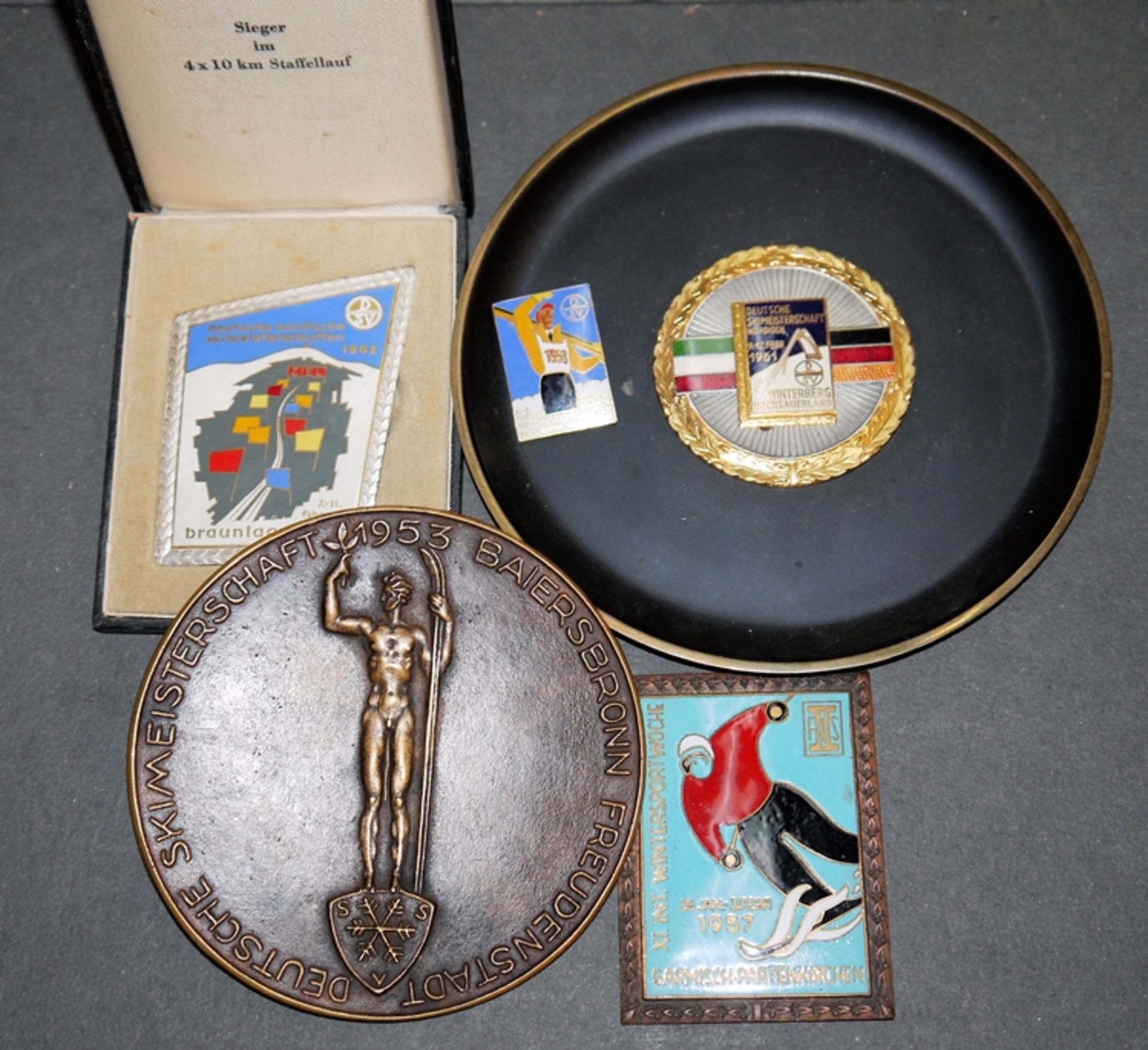 Große Sammlung seltener Wintersportabzeichen, überwiegend emailliert, 1927-1970, ca. 130 Teile - Bild 3 aus 4