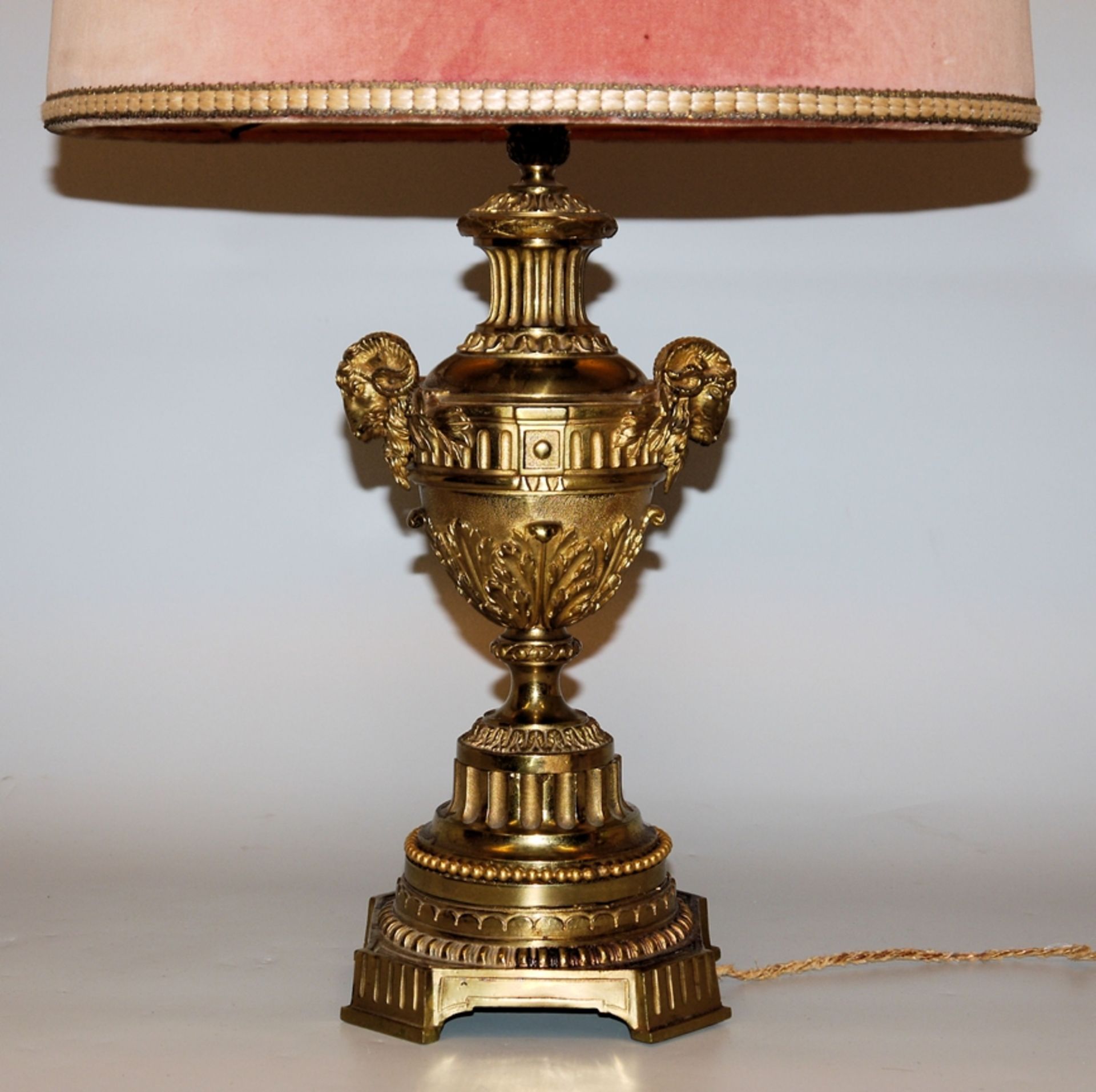 Prachtvolle Tischlampe mit Cassolette-Vasenfuß, Frankreich 19./20. Jh. - Bild 2 aus 2